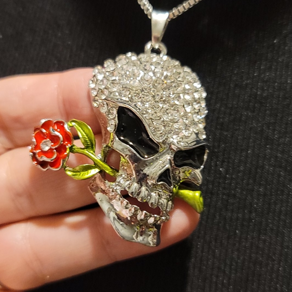 NWT CRYSTAL SKULL NECKLACE BY BETSEY JOHNSON - Picture 4 of 7